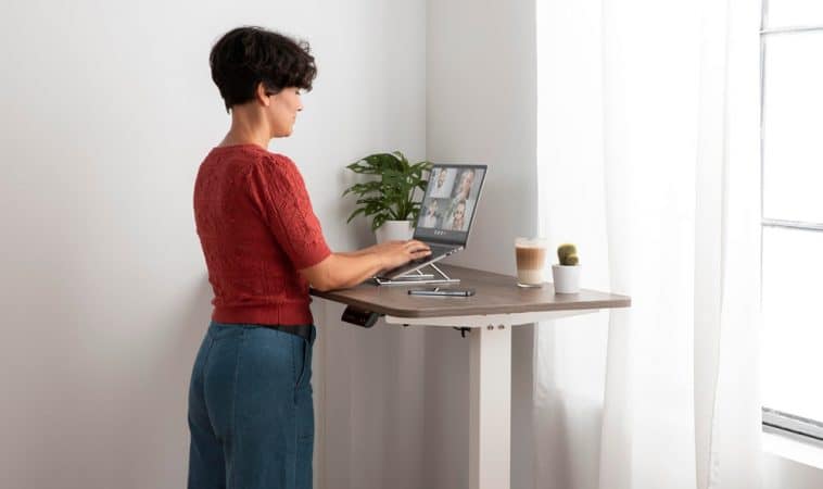 Höhenverstellbarer Schreibtisch: Gesundheitliche Vorteile und Produktivitätssteigerung