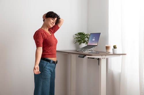 Einfache Rückenübungen am Arbeitsplatz oder Bürostuhl